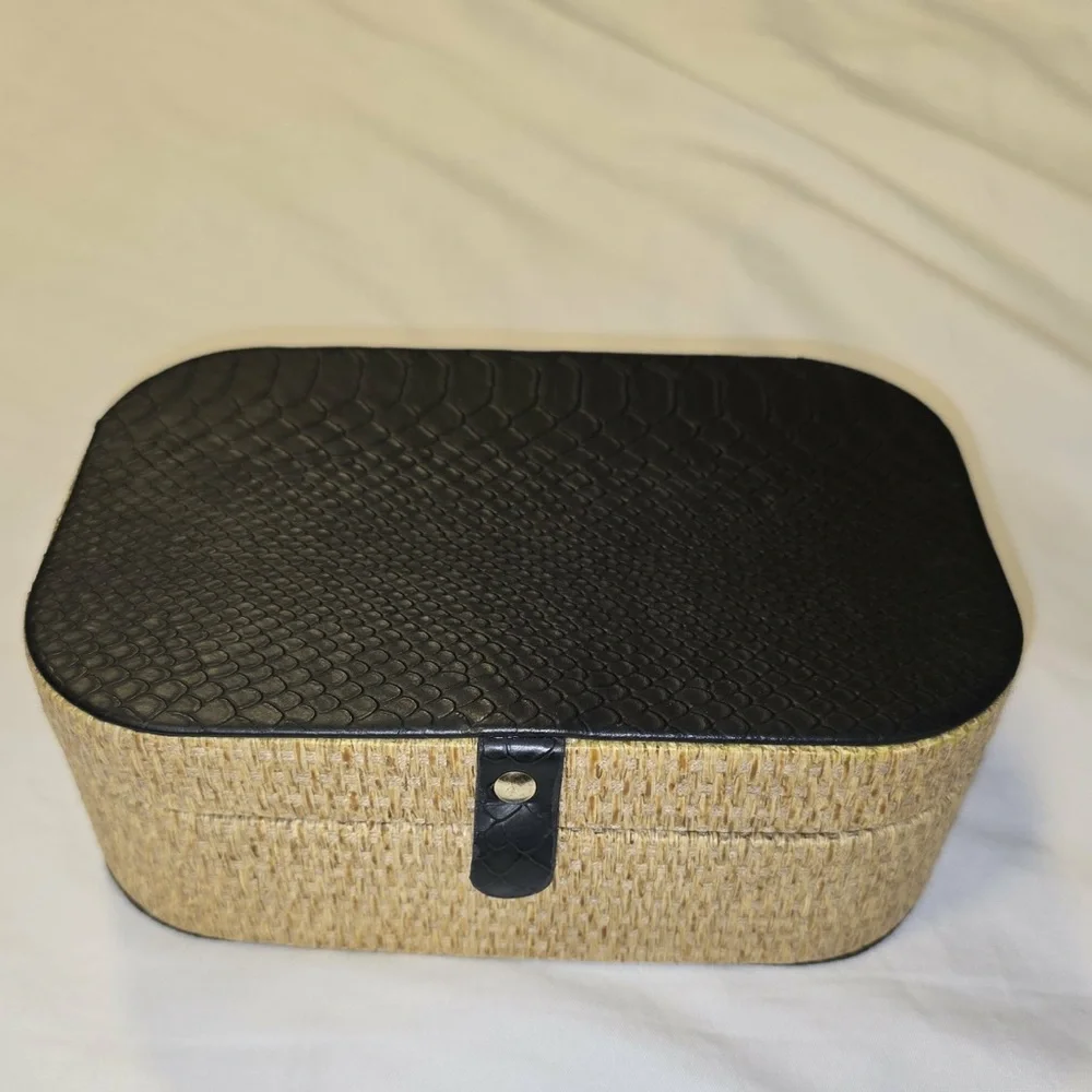Woven Rattan Storage Box with‎ Black Faux Leather Lid Jewelry Keepsake Case